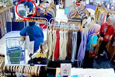 Tangkap layar menerusi kamera litar tertutup (CCTV) memaparkan suspek dipercayai mencuri beg tangan pengunjung yang diletakkan di sebuah troli pasar raya itu.