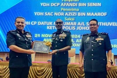 Kumar (tengah) pada Majlis Serah Terima Tugas Timbalan Ketua Polis Johor di Ibu Pejabat Polis Kontinjen (IPK) Johor.