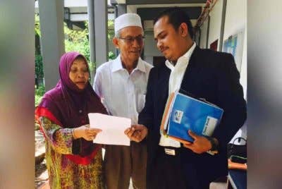 Abdul Rahman (tengah) dan Ruhani (kiri) bersama peguam mereka, Alias Ibrahim selepas keputusan Mahkamah Koroner pada 2016.