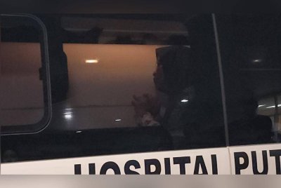 Van membawa jenazah Nurulhuda Ramli dilihat keluar meninggalkan pekarangan Jabatan Forensik Hospital Putrajaya, jam 6.40 petang pada Khamis.
