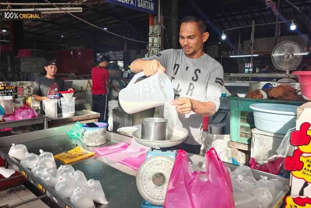 Suzlan akui berlaku kenaikan harga santan sejak beberapa minggu lepas berikutan kenaikan harga kelapa di peringkat pembekal.