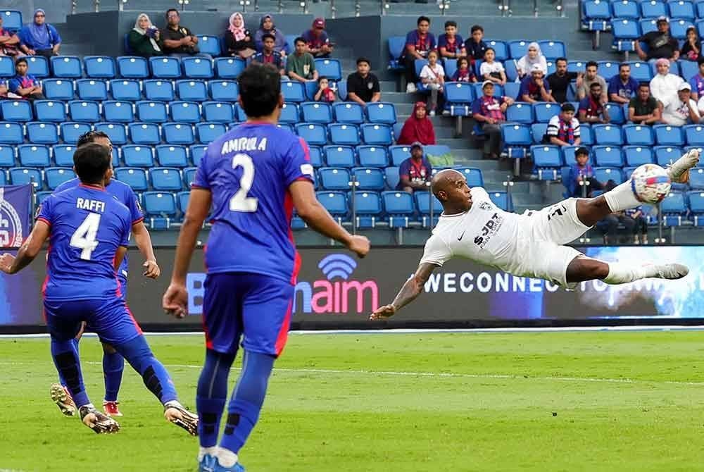 Fernandes (kanan) meledak hatrik ketika membantu JDT mengatasi KL Rovers, pada perlawanan pertama Pusingan 16 Piala Malaysia di Stadium Sultan Ibrahim.