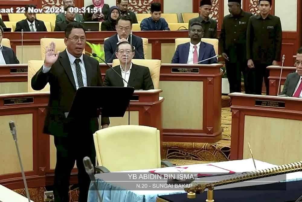 Abidin mengangkat sumpah sebagai ADUN Sungai Bakap pada persidangan DUN Pulau Pinang pada Jumaat.