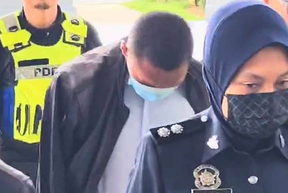 Mohd Adil yang memakai baju kemeja putih dibawa ke Mahkamah Majistret Kuala Lumpur pada Jumaat, bagi menghadapi pertuduhan kes mencederakan pelajar tahun satu UPNM, bulan lalu.