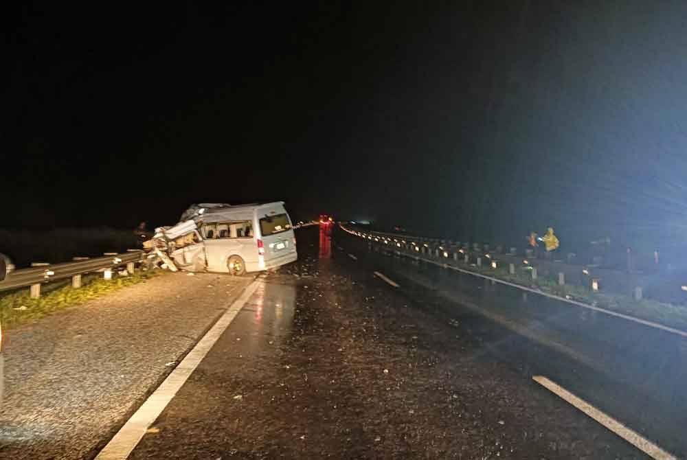 Siasatan awal mendapati kemalangan berpunca apabila van dipandu oleh lelaki warga Thailand itu secara tiba-tiba telah melanggar bahagian belakang treler tersebut yang berada di lorong kiri. Foto PDRM