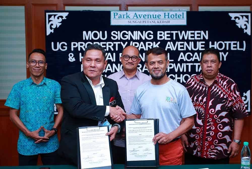 Mohd Salleh (tengah) menyaksikan Majlis Menandatangani MoU antara Azmi (dua dari kiri) dan Rose (dua dari kanan) di Park Avenue Hotel pada malam Khamis - Foto: Tourism Kedah