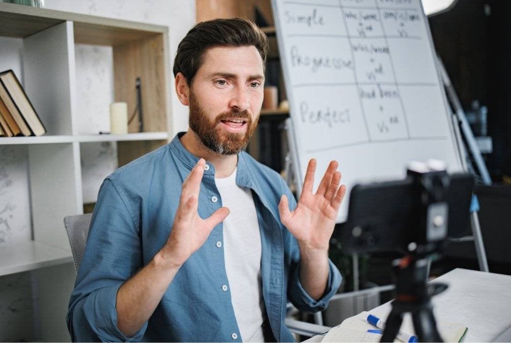 
PENGGUNAAN teknologi turut memudahkan proses pembelajaran namun dari segi adab dan akhlak tetap perlu dititikberatkan. Foto CANVA