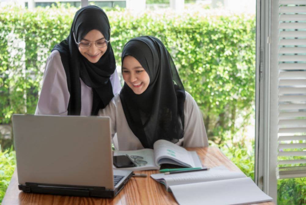 KEBERKATAN dalam belajar dapat dicapai dengan menghormati serta beradab mulia dengan guru. Foto CANVA