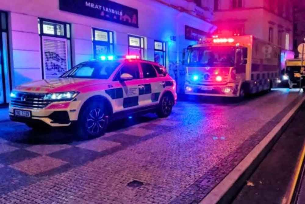 Kira-kira 150 orang terpaksa dipindahkan pada Khamis di pusat bandar Prague akibat kebocoran gas.