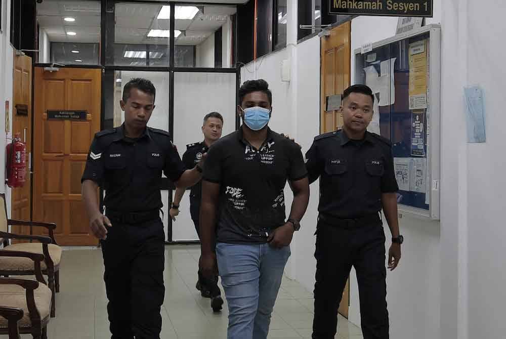 Jesan dibawa keluar dari kamar mahkamah sebaik mengaku tidak bersalah atas pertuduhan khianat menggunakan bunga api hingga mengakibatkan kerosakan bangunan Dewan Arena Square Teluk Intan minggu lalu.