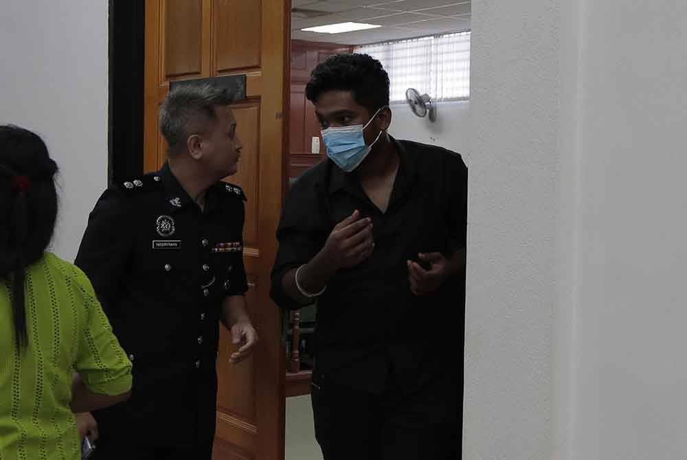 Steven membuat pengakuan tidak bersalah atas pertuduhan mempunyai bahan letupan jenis happy boom assorted 138 shot dan happy boom red cracker 88 dalam kejadian di Dewan Arena Square Teluk Intan minggu lalu.