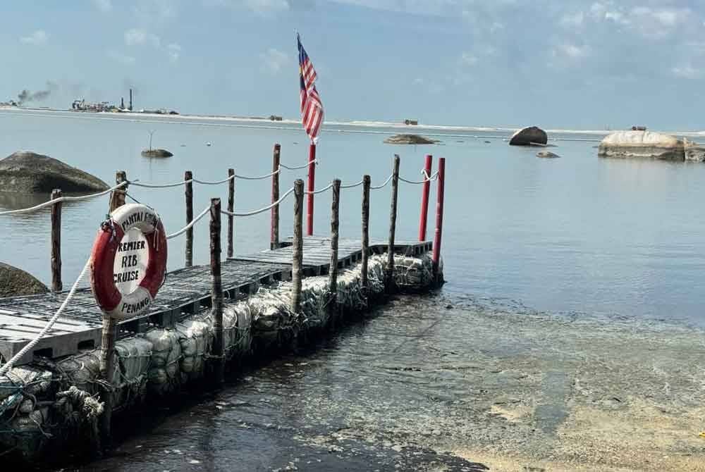 Selut tebal memenuhi pesisiran PantaI Esen sejak Julai lalu.
