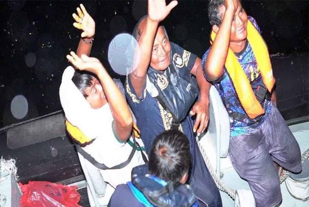 Nelayan warga Indonesia yang berjaya diselamatkan selepas bot mereka karam di berhampiran Pulau Jarak pada Rabu lalu.