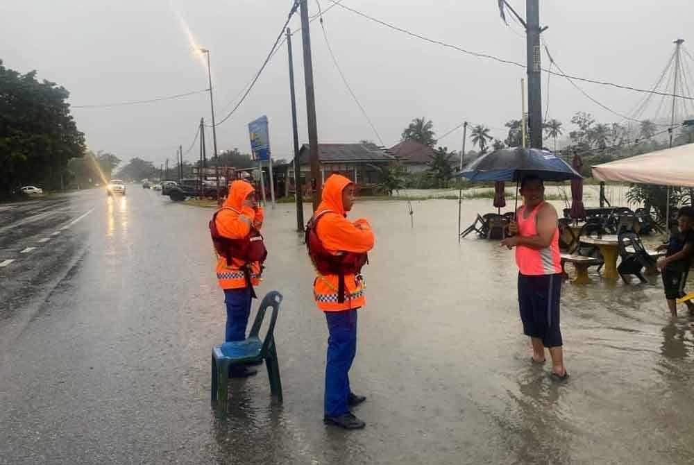 Angkatan Pertahanan Awam Malaysia (APM) melakukan pemantauan kawasan dilanda banjir di Setiu. Foto APM Terengganu