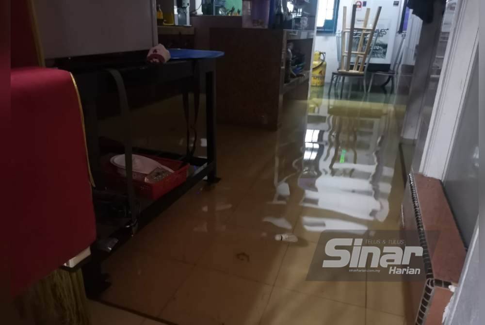 Dapur rumah Asmah dipenuhi air walaupun hujan hanya dua jam. Foto Sinar Harian ADILA SHARINNI WAHID