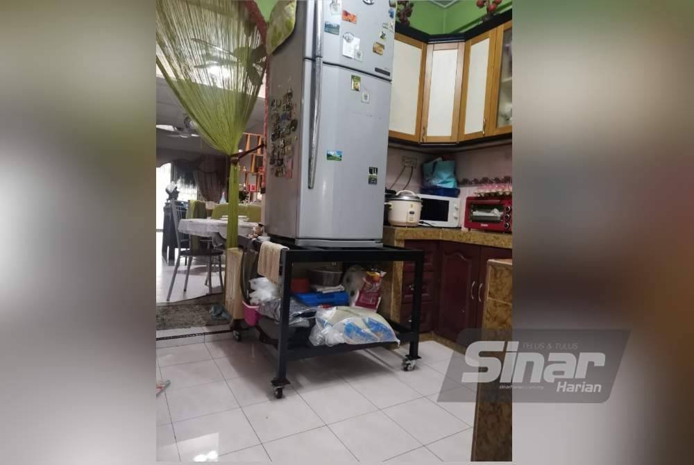 Peti sejuk di rumah Asmah yang diletakkan di tempat tinggi. Foto Sinar Harian ADILA SHARINNI WAHID