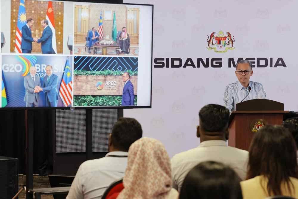 Fahmi Fadzil merangkap jurucakap Kerajaan Perpaduan bercakap pada sidang media mingguan Kabinet, di Kementerian Komunikasi pada Jumaat. Foto Bernama