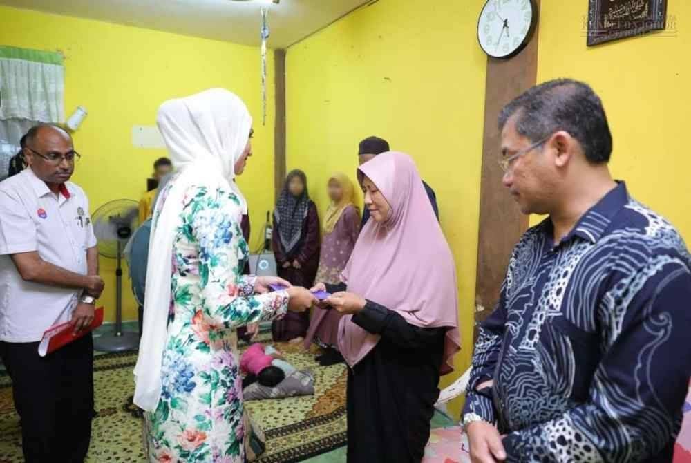 Che' Puan Mahkota Khaleeda menyampaikan sumbang kepada Ramlah.