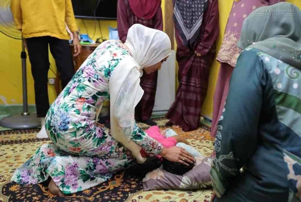Che' Puan Mahkota Khaleeda mengusap kepala Nur Aisyah Humairah.