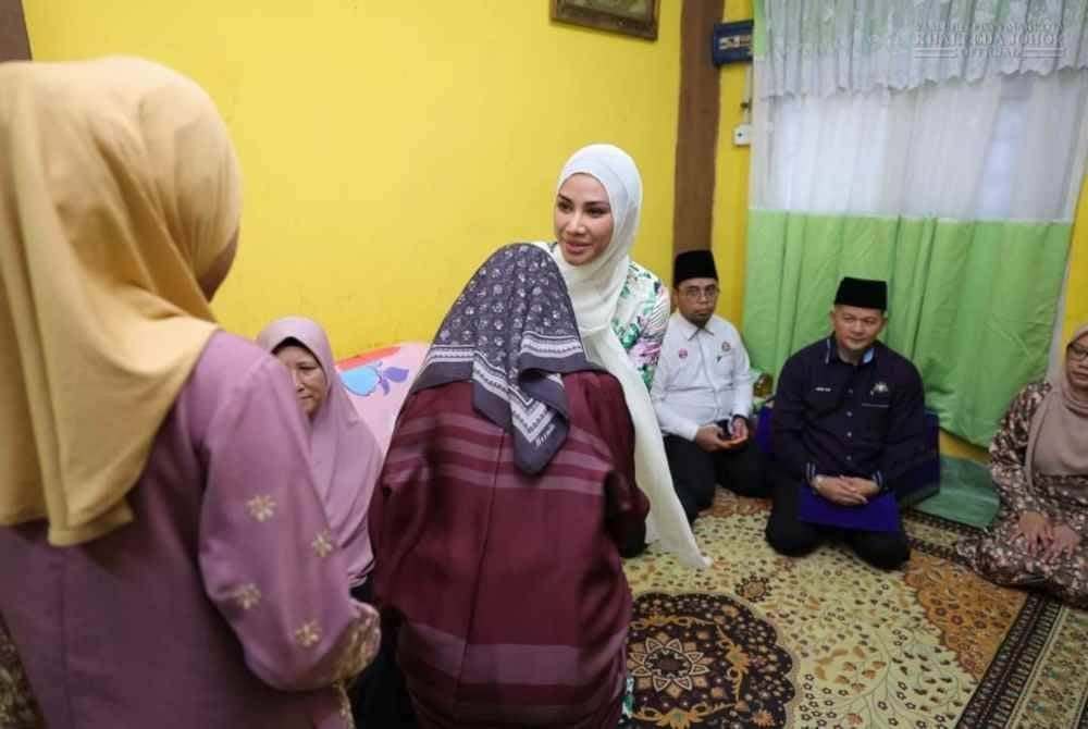 Che' Puan Mahkota Khaleeda meluangkan masa bertemu anak-anak pasangan berkenaan.