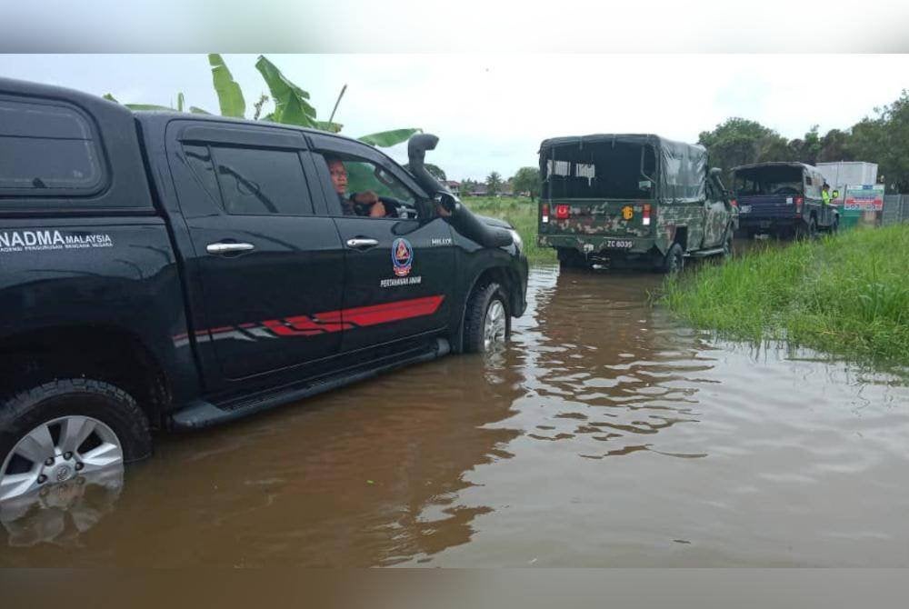 Pihak berkuasa masuk ke kawasan banjir bagi operasi pemantauan dan pemindahan mangsa.