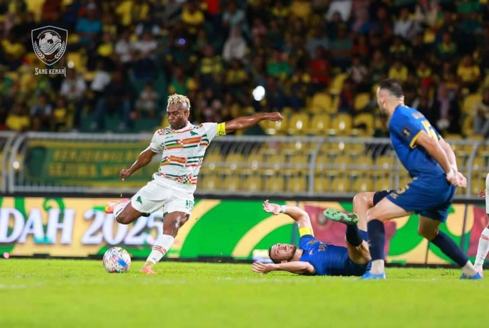 Sony (kiri) menjaringkan dua gol untuk membantu KDA FC menewaskan KL City 3-2 pada perlawanan pertama pusingan 16 Piala Malaysia 2024-2025 di Alor Setar pada malam Jumaat. Foto KDA FC