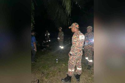 Gerakan mencari Iswandi membabitkan 16 petugas dari BBP Seri Iskandar dan Kampung Gajah, serta polis dan penduduk setempat. Foto JBPM Perak