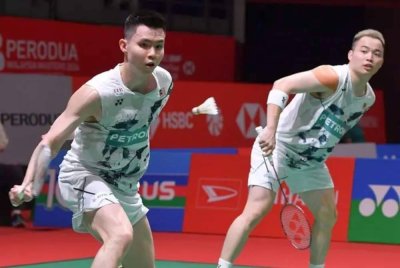 Aaron (kanan) dan Wooi Yik terpaksa akur tewas kepada pasangan tuan rumah dalam aksi suku akhir Masters China di Shenzhen pada Jumaat. Foto Agensi