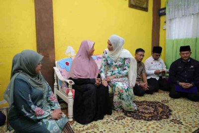 Che' Puan Mahkota Khaleeda bertanya sesuatu kepada Ramlah.