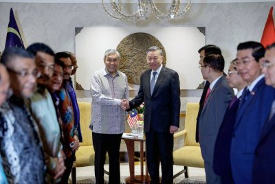 Ahmad Zahid mengadakan pertemuan dengan Setiausaha Agung Jawatankuasa Pusat Parti Komunis Vietnam, To Lam di sebuah hotel pada Jumaat. Foto Bernama