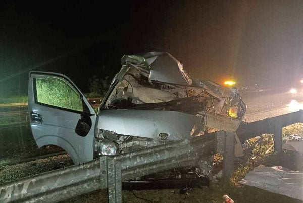Seorang tukang masak warganegara Thailand maut selepas van dinaikinya merempuh sebuah treler di Kilometer 395.2 Lebuhraya Pantai Timur 2 (LPT2) di sini pada Khamis.Foto PDRM