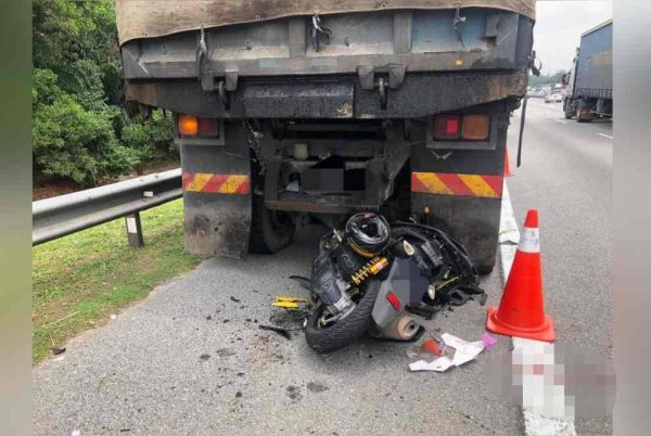 Seorang penunggang motosikal maut apabila merempuh belakang sebuah lori di KM7.9 Lebuhraya NKVE pada Jumaat. Foto PDRM.