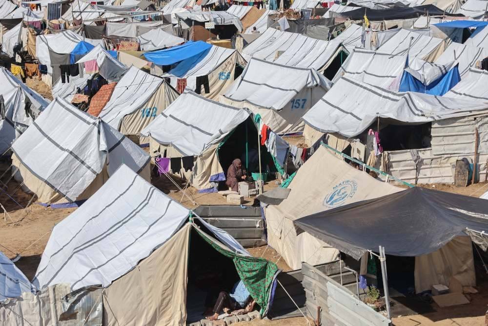 Stadium Sukan Yarmuk di Bandar Gaza kini menjadi 'bandar khemah' buat penduduk Palestin yang hilang tempat tinggal.