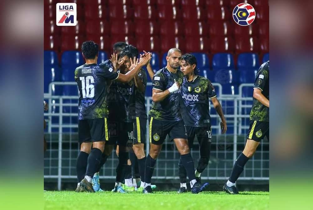 Clayton meraikan jaringan bersama pemain Perak lain. Foto MFL