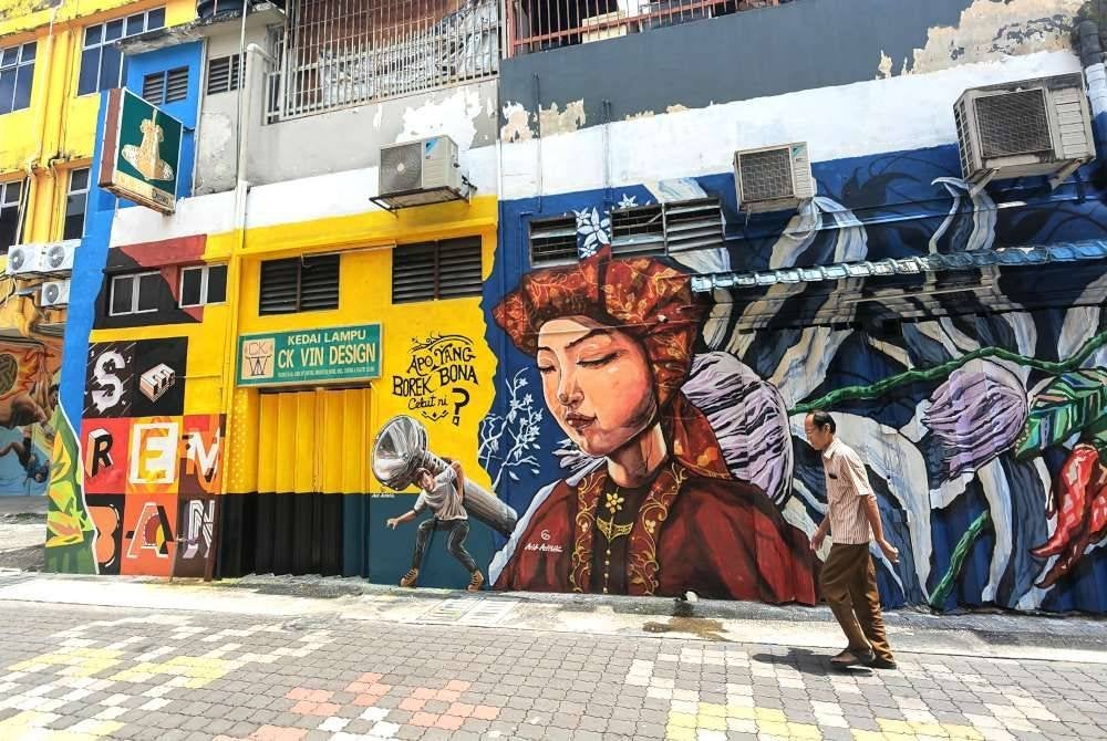 Antara lukisan mural menarik di Lorong Seni Seremban.