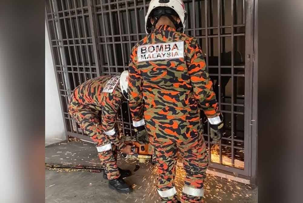 Anggota bomba cuba mengeluarkan dua warga emas berkenaan. - foto BBP Kulai