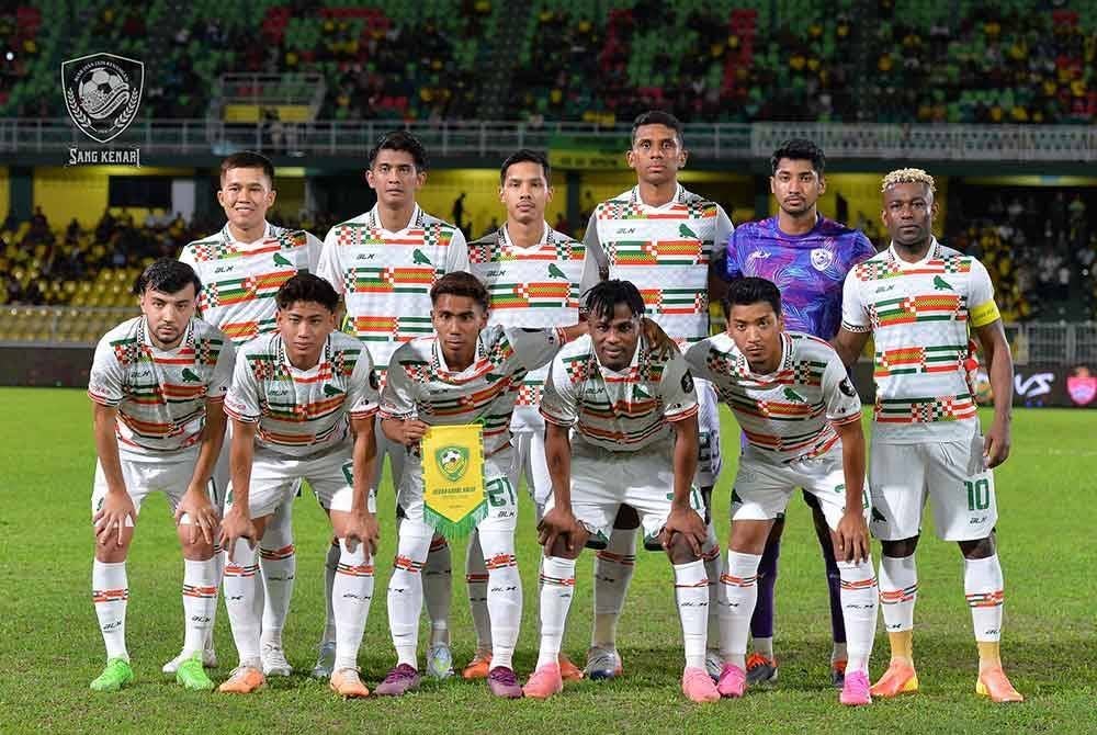 Kesebelasan utama KDA FC yang memberikan segala-galanya sepanjang 90 minit di atas padang dan berjaya menewaskan KL City FC 3-2 di Stadium Darul Aman pada malam Jumaat. FOTO KDA FC.