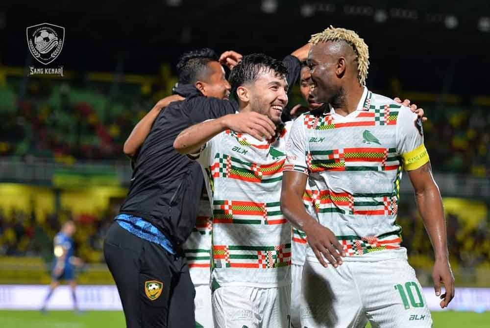 Sony (kanan) mengakui kagum dengan semangat pemain KDA FC biarpun berdepan isu kewangan. Foto KDA FC