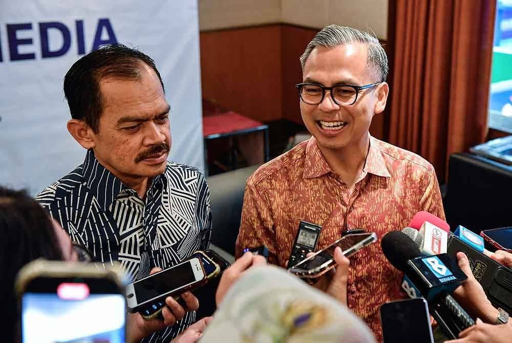 Menteri Komunikasi, Fahmi Fadzil (kanan) ketika sidang media selepas melawat Pusat Media sempena Program Dua Tahun Kerajaan Madani (2TM) di Pusat Konvensyen Kuala Lumpur (KLCC) hari ini. Foto Bernama