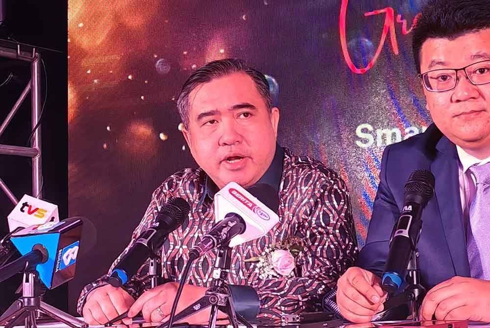 Anthony Loke (kiri) ketika Majlis Pecah Tanah Pusat Pengagihan Pintar Halal Beku Serantau (Smart RHDC) GOLOG pada Sabtu.