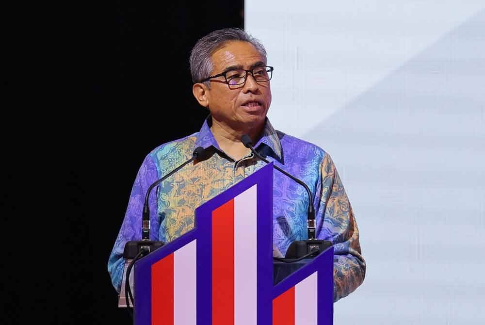 Ketua Setiausaha Negara, Tan Sri Shamsul Azri Abu Bakar menyampaikan ucapan pada perasmian Program Dua Tahun Kerajaan Madani (2TM) dan Konvensyen Nasional Reformasi Perkhidmatan Awam Tahun 2024 di Pusat Konvensyen Kuala Lumpur hari ini. Foto Bernama