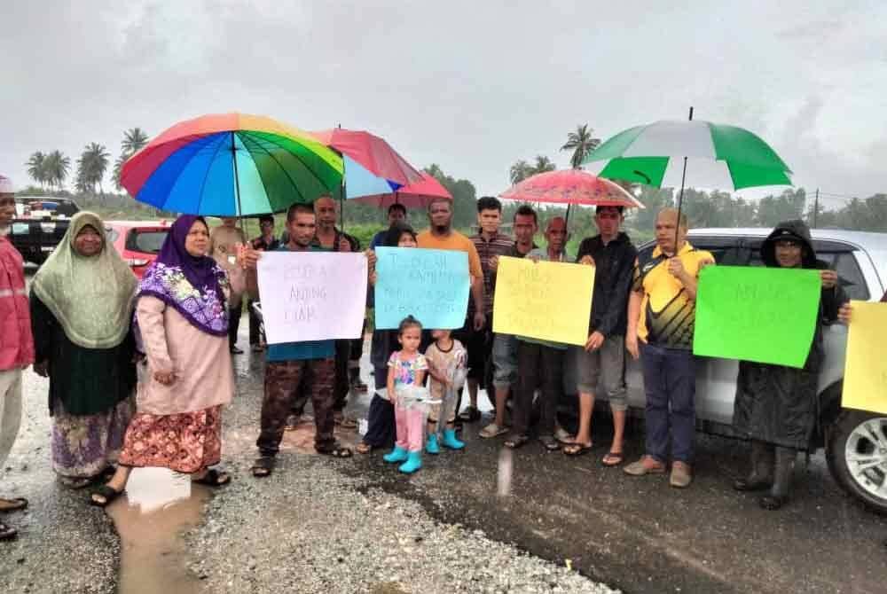 Penduduk kampung yang menyertai piket aman di Kampung Beris Lalang pada Sabtu.