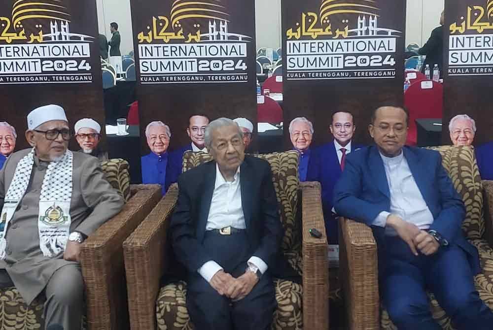 Dr Mahathir (tengah) selepas selepas menyampaikan ucaptama pada program Terengganu International Summit (TIS) 202