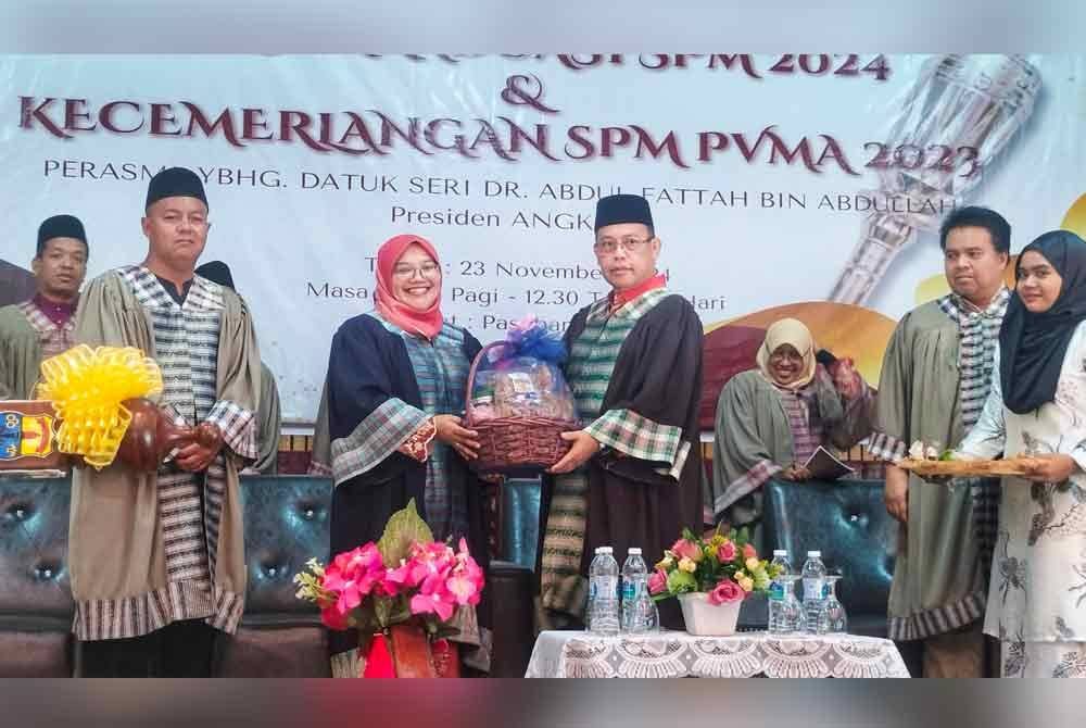 Hamizan (dua dari kiri) menyerahkan cenderamata kepada Abdul Fattah (tiga dari kiri).