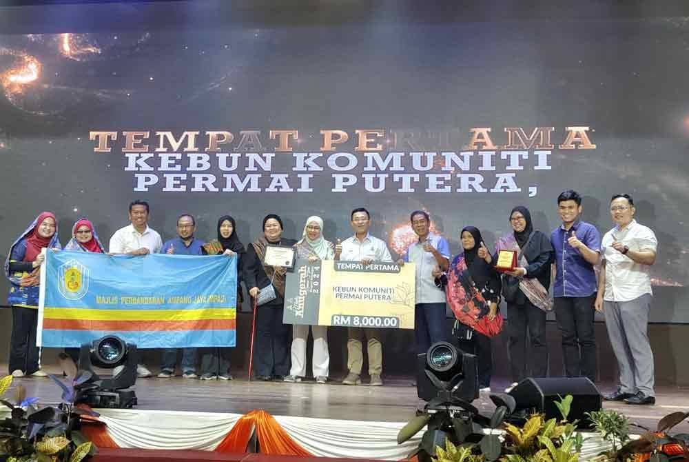 Borhan (enam dari kanan) menyampaikan hadiah kepada pemenang Anugerah Laman Hijau Strata Selangor 2024 pada Sabtu.