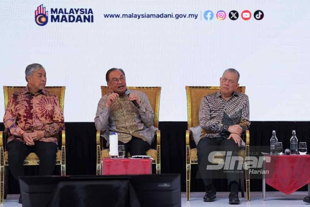 Perdana Menteri, Datuk Seri Anwar Ibrahim (tengah) berucap pada Sesi Townhall sempena Program Dua Tahun Madani (2TM) dan Konvensyen Nasional Reformasi Perkhidmatan Awam 2024 di Pusat Konvensyen Kuala Lumpur (KLCC). Foto Bernama. Foto Sinar Harian- ROSLI TALIB