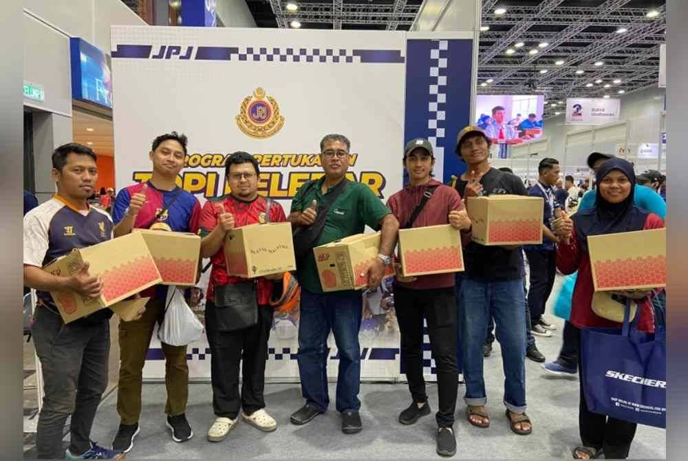 Antara penerima topi keledar Madani.