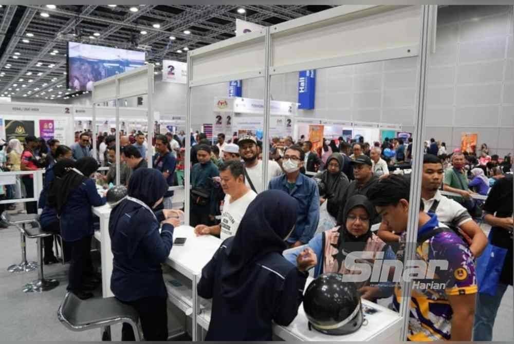Orang ramai beratur di kaunter JPJ untuk mendapatkan topi keledar baharu. Foto Sinar Harian-ROSLI TALIB