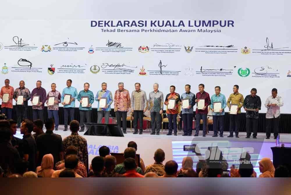 Perdana Menteri Datuk Seri Anwar Ibrahim (dua, kiri) ketika Sesi Townhall sempena Program Dua Tahun Madani (2TM) dan Konvensyen Nasional Reformasi Perkhidmatan Awam 2024 di Pusat Konvensyen Kuala Lumpur (KLCC). Foto Sinar Harian-ROSLI TALIB