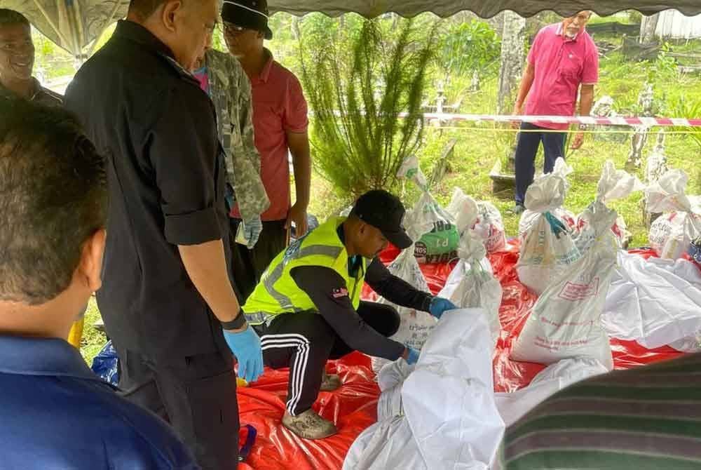 Fenomena air pasang berserta ombak besar malam tadi menyebabkan lima kubur runtuh dan hanyut dibawa ombak besar.